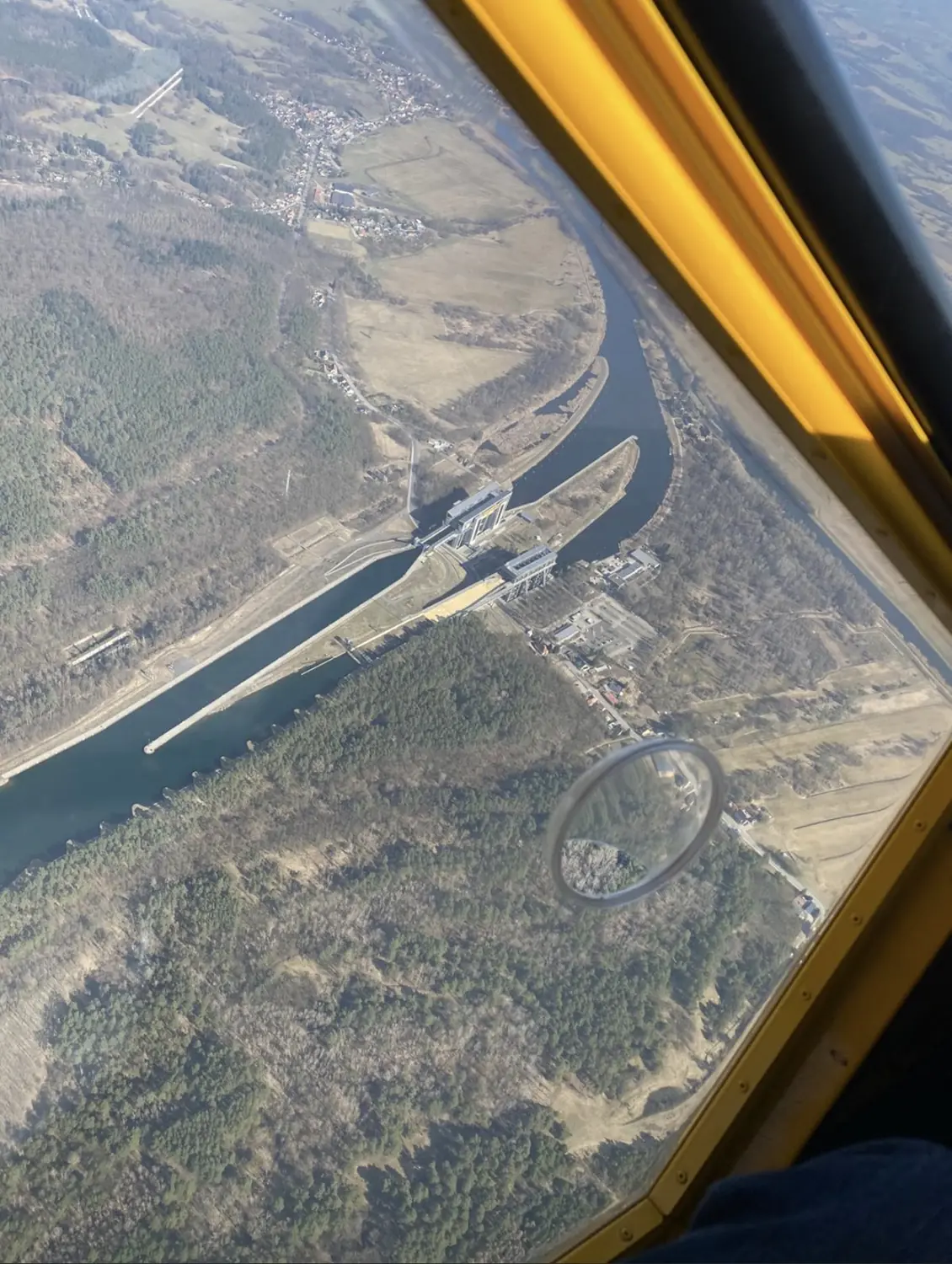 Blick aus dem Flugzeug auf eine Schleusen- und Hebewerkanlage