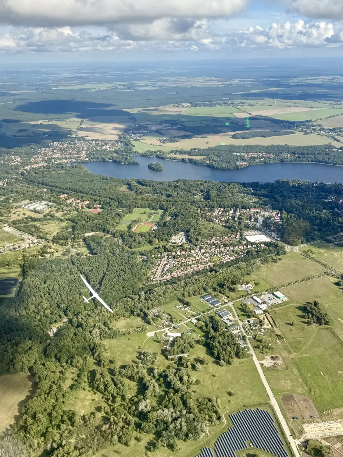 Segelflugzeug über Seen, Feldern und Wäldern in Brandenburg
