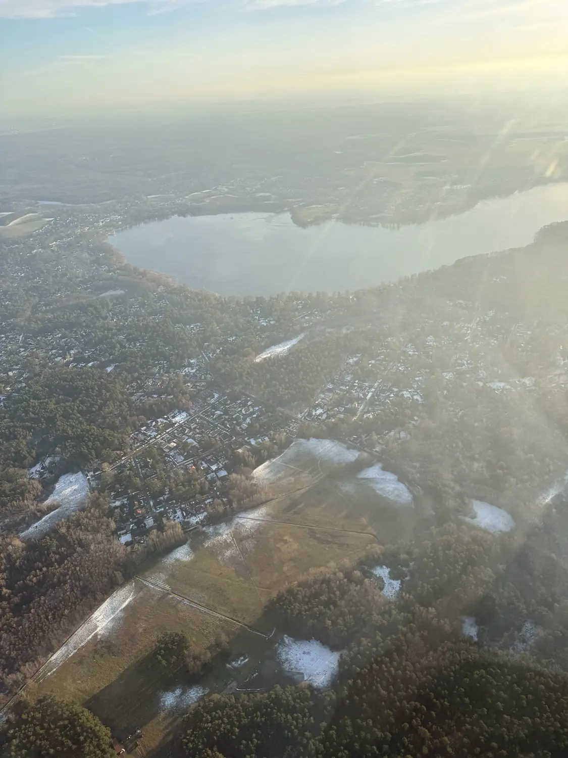 Winterliche Seen- und Waldlandschaft aus der Luft