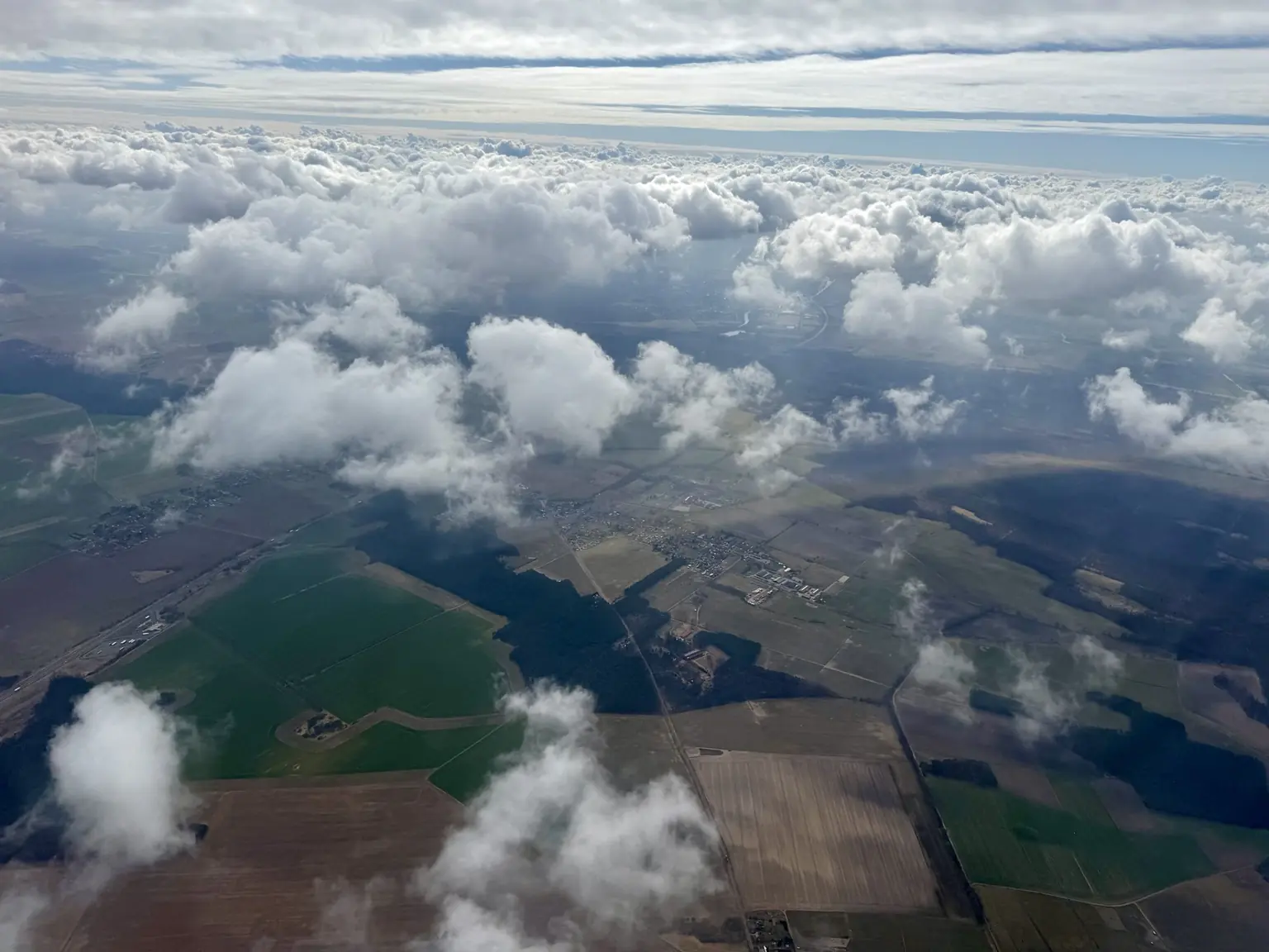 Weite Wolkenlandschaft über Brandenburg